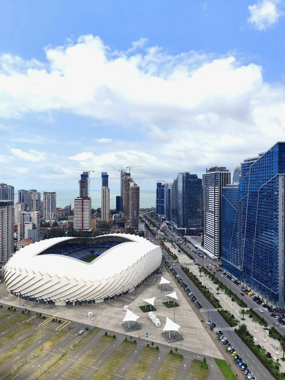 Стадион Batumi Arena и небоскребы Аллеи Героев с высоты