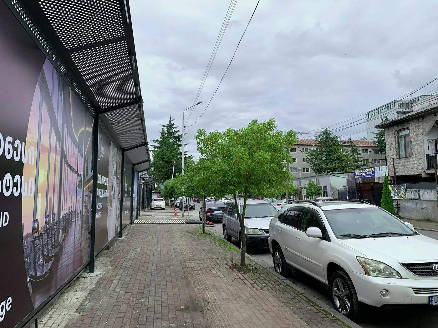 Тихая зеленая улица в глубине района Багратиони