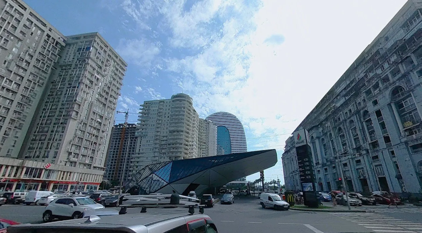 Небоскребы и высотная застройка на улице Химшиашвили в Батуми
