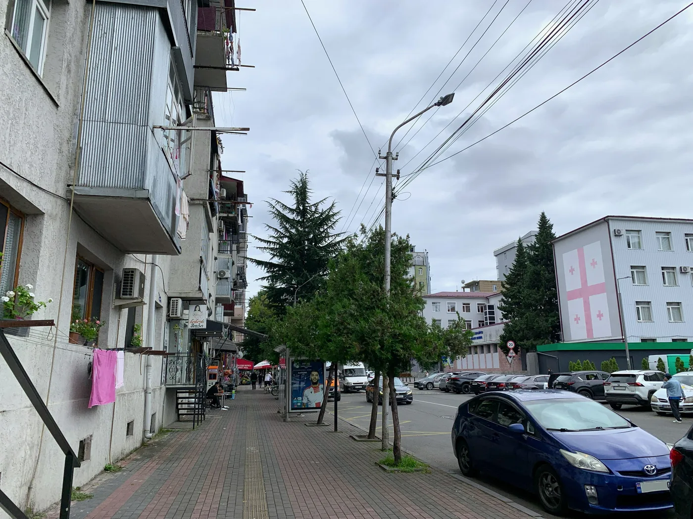 Улица с домами советской эпохи в районе Джавахишвили, Батуми